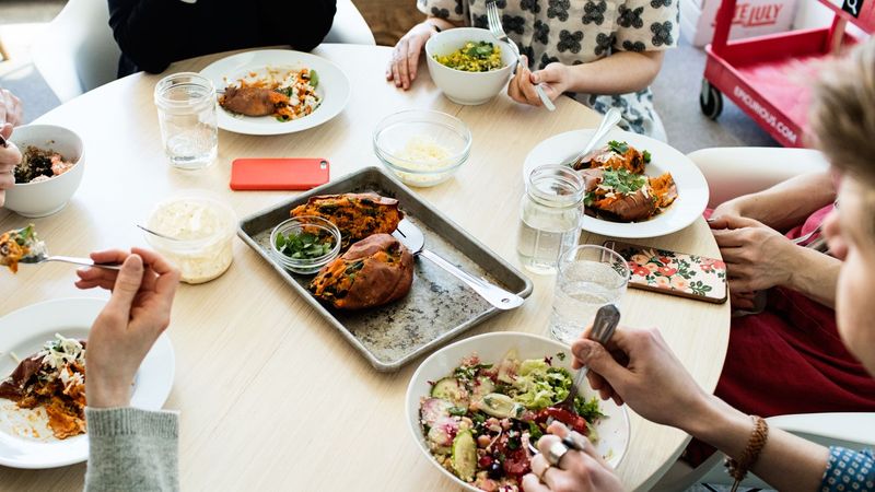 20 Old-School New York Table Habits Kids Today Wouldn't Believe - Decor Hint Ask To Be Excused