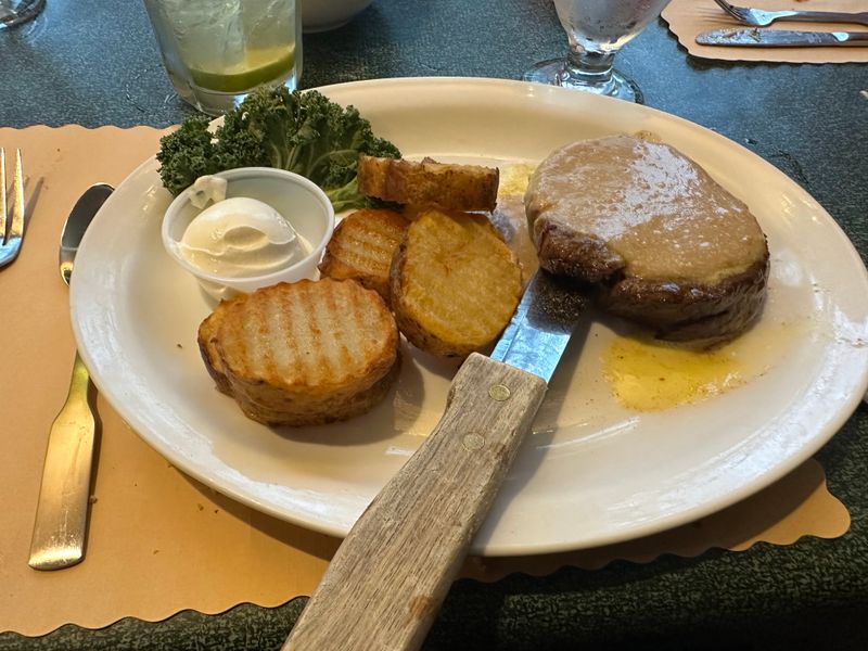 The Wisconsin Lodge That Turns Prime Rib Into An Obsession - Decor Hint Gorgonzola Tenderloin That Breaks All The Rules