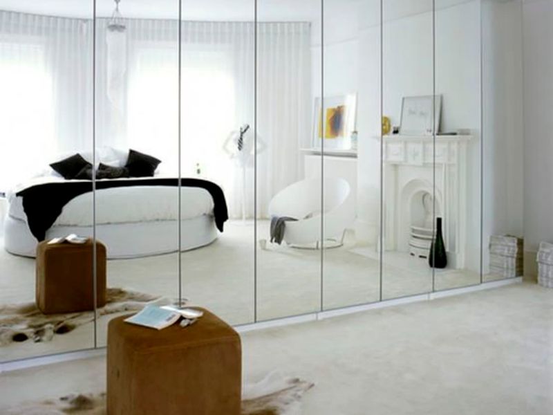 22 Bedroom Traits That Could Make Buyers Hesitant - Decor Hint Mirrors On Ceilings Or Walls