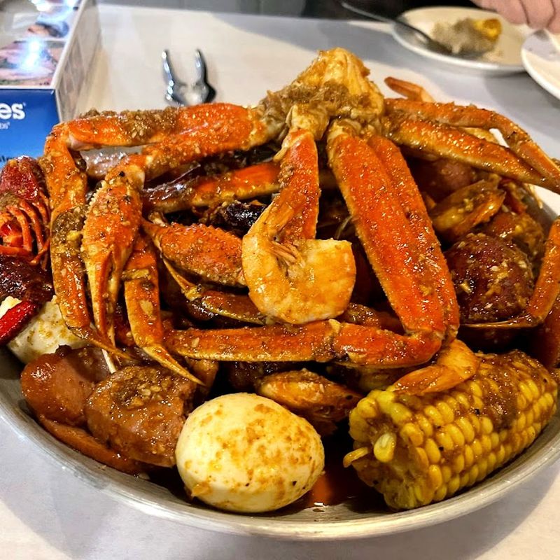 Minnesota Restaurants Bringing A Taste Of The Shoreline Up North - Decor Hint The Luscious Crab