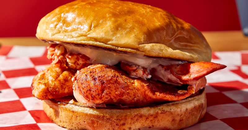 Illinois Lobster Roll Spots Delivering Coastal Flavor In The Midwest - Decor Hint Happy Lobster Downtown Chicago