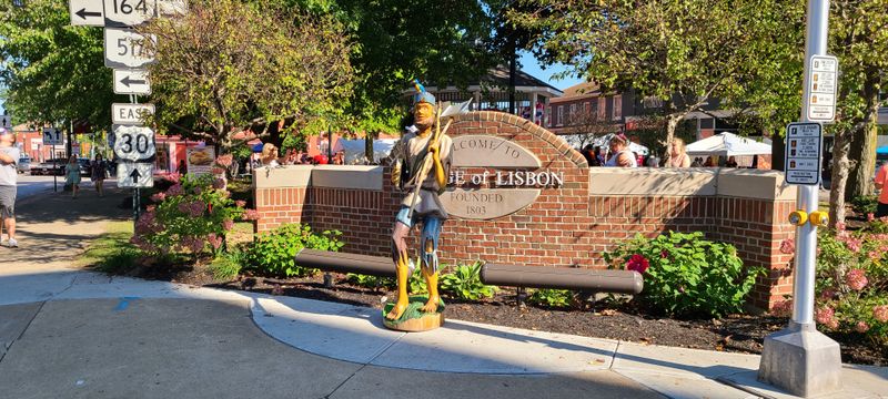 Ohio Village Between Akron And Pittsburgh Is Full Of Small-Town Charm And Friendly Faces - Decor Hint Stroll The Historic Courthouse Square