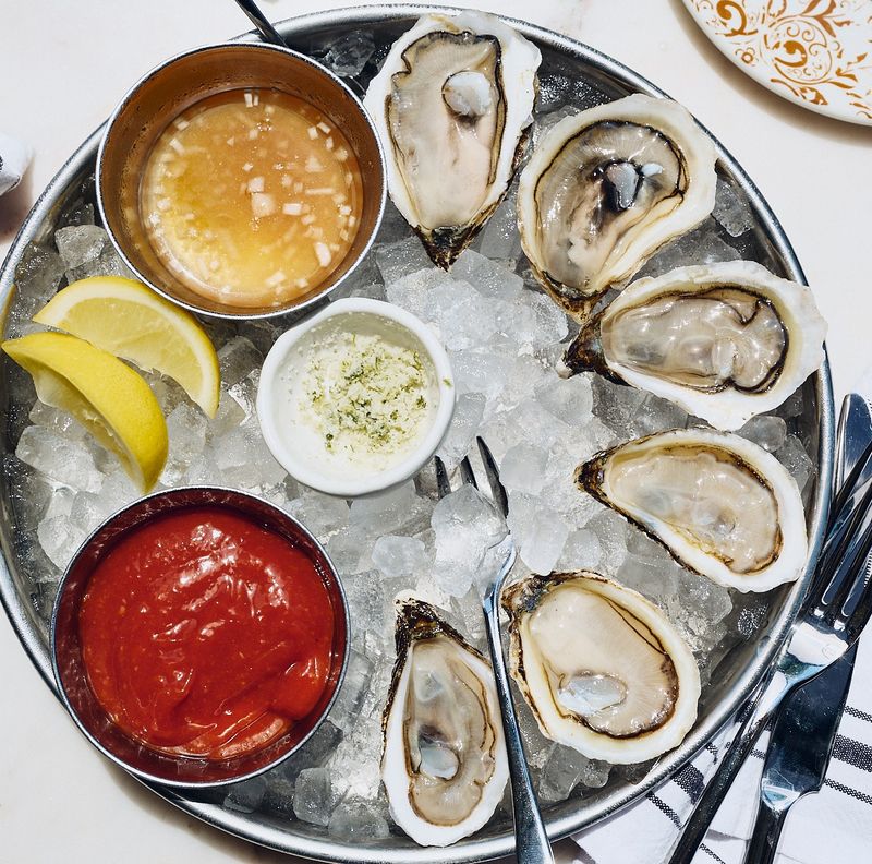 12 Louisiana Seafood Buffets That Keep Diners Coming Back For More - Decor Hint Acme Oyster House