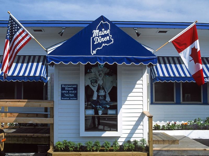 Locals Say This Cozy Maine Café Makes The Best Omelets In The State - Decor Hint National Television Brought the Spotlight