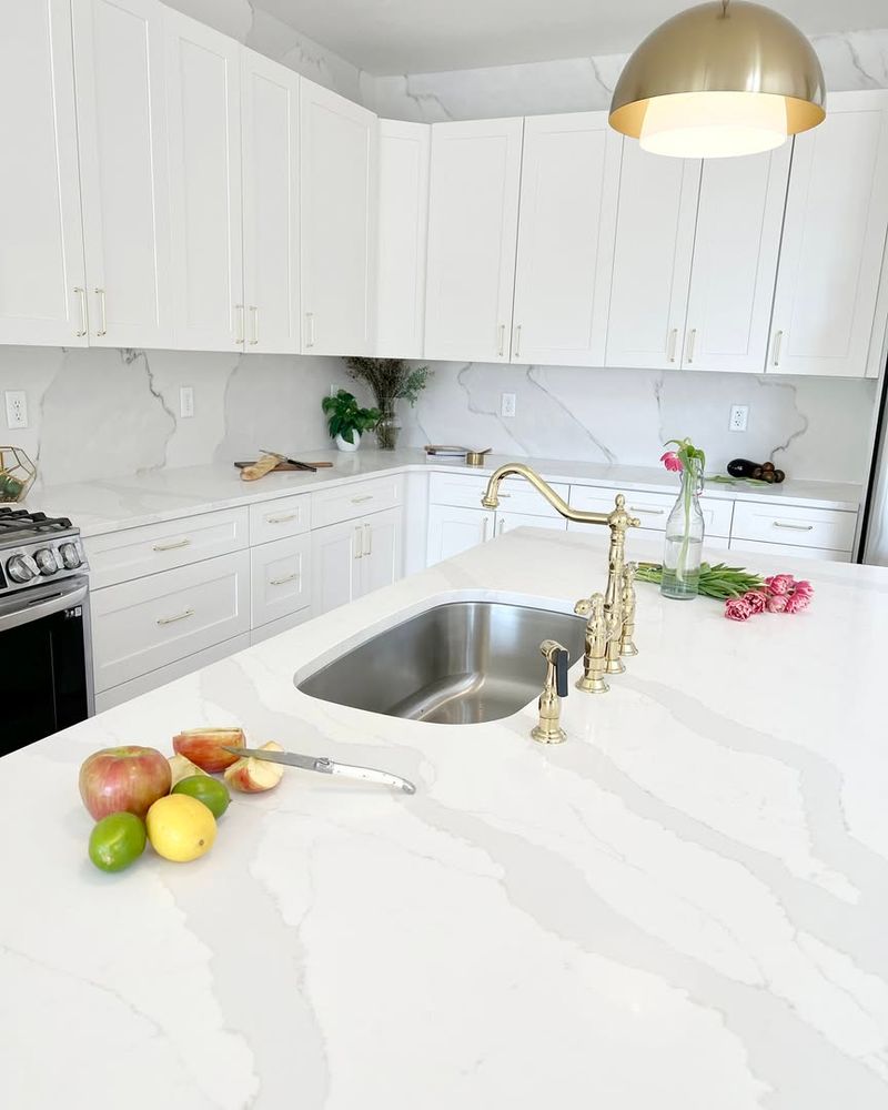 8 Kitchen Trends Fading From Illinois Homes And 8 That Still Look Great - Decor Hint Quartz Countertops