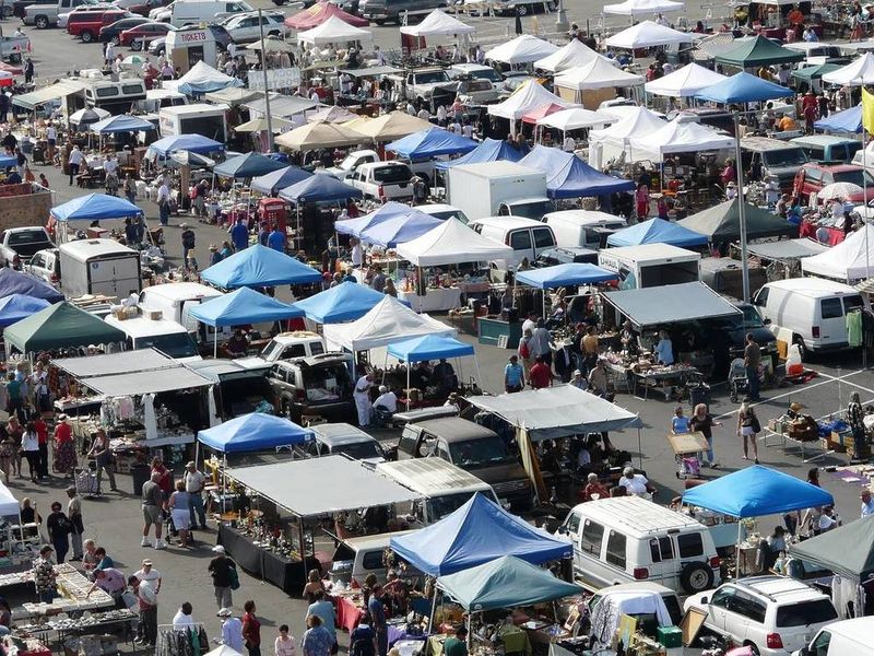 18 Must Visit California Markets For Furniture Collectors And Mid Century Enthusiasts - Decor Hint Ventura Flea Market & Street Fair