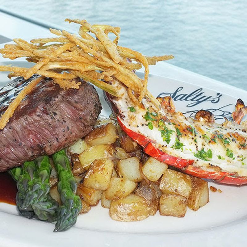 Salty's On The Columbia River