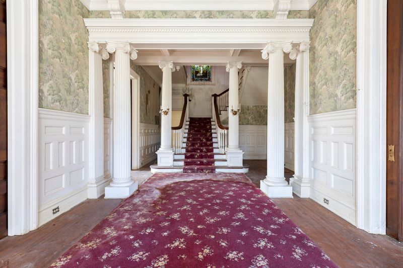 Step Inside This 120-Year-Old Alabama Mansion And Peek Into History - Decor Hint Grand Entrance Hall