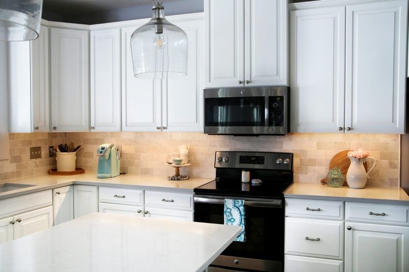 14 Kitchen Design Flaws Ohio Homebuyers Try To Avoid - Decor Hint Poor Lighting Placement
