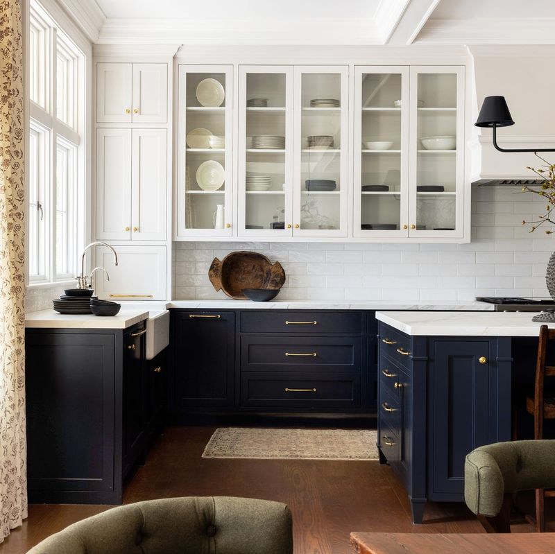 8 Kitchen Trends Fading From Illinois Homes And 8 That Still Look Great - Decor Hint Two-Tone Cabinet Colors