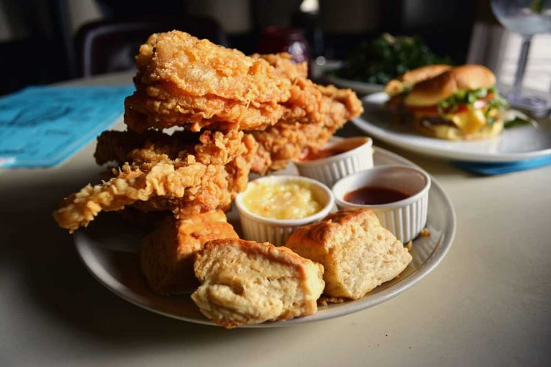 18 New York Restaurants Where Fried Chicken Still Tastes Like Grandma Made It - Decor Hint The Commodore