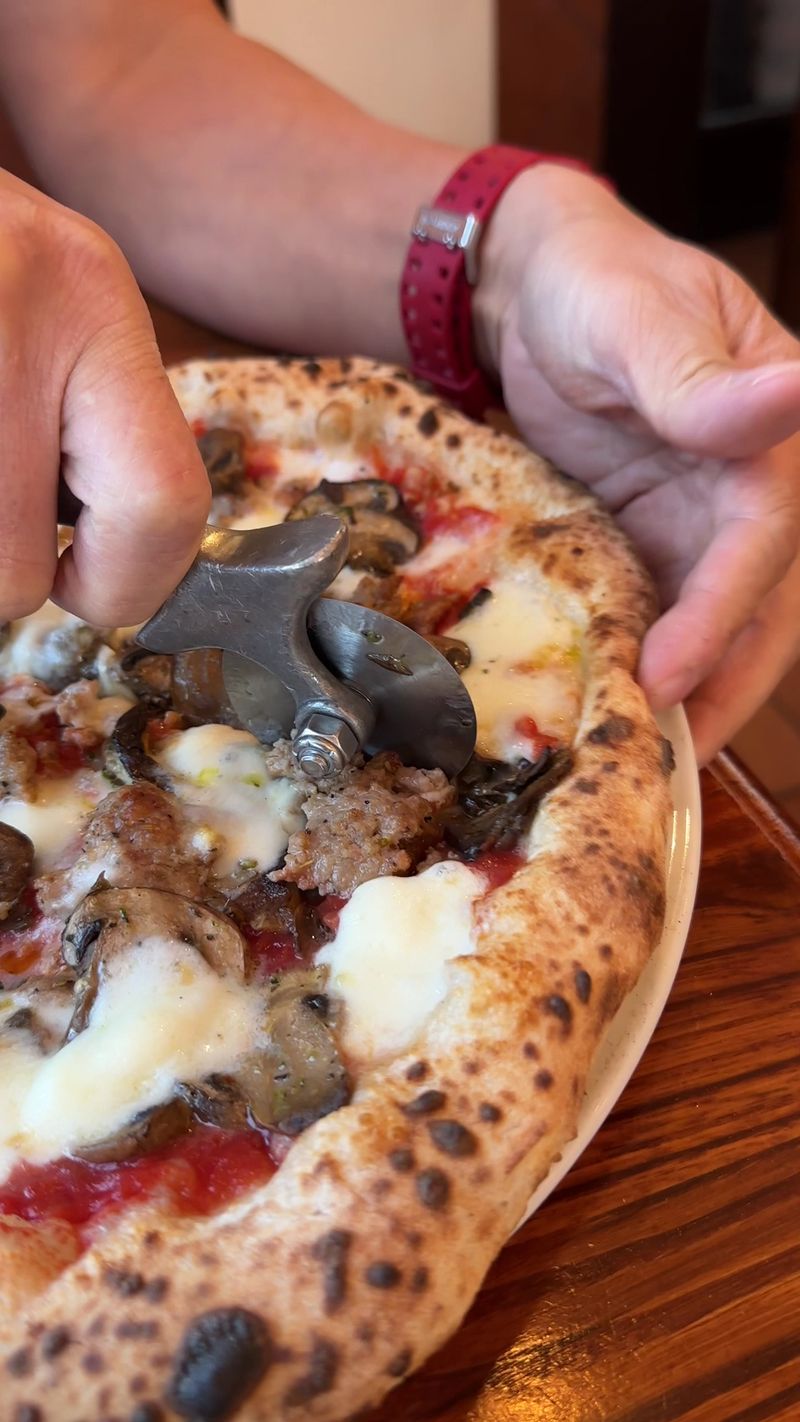 13 Illinois Pizzerias Turning Every Slice Into A Mini-Vacation - Decor Hint Spacca Napoli Pizzeria