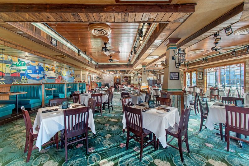 12 Louisiana Buffets That Truly Capture The Bayou's Bold And Spicy Spirit - Decor Hint Landry's Seafood House