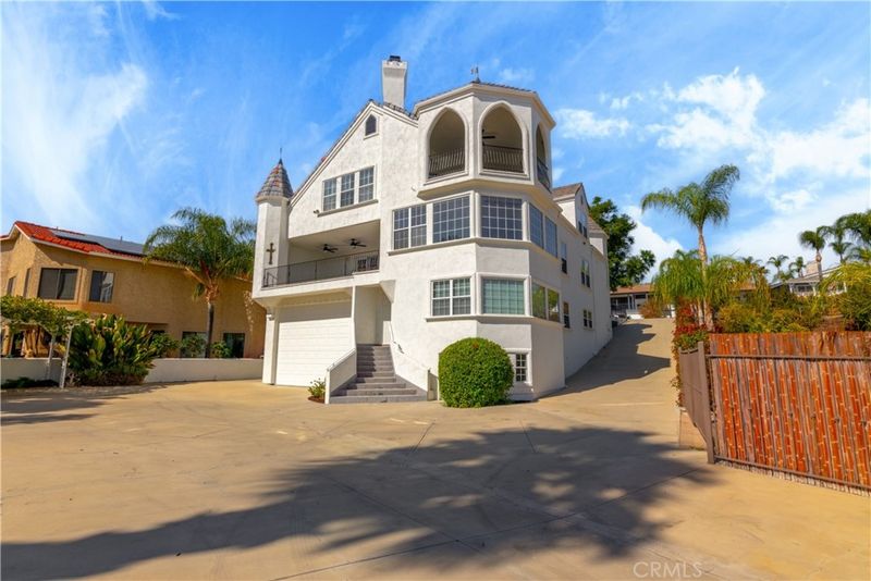 7 Types Of California Homes Expected To Drop In Value By The End Of 2025 While 7 Continue To Rise - Decor Hint Oversized Single-Family Homes