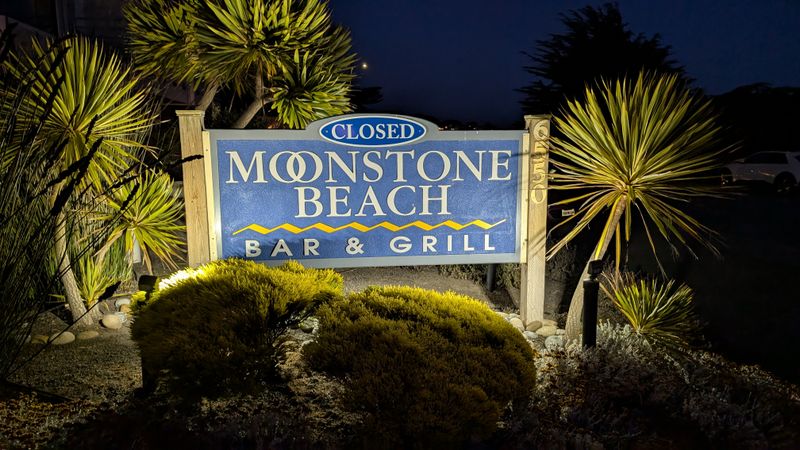 This Coastal California Grill Offers Unlimited Seafood And Unbeatable Scenery - Decor Hint Attentive Service That Enhances The Experience