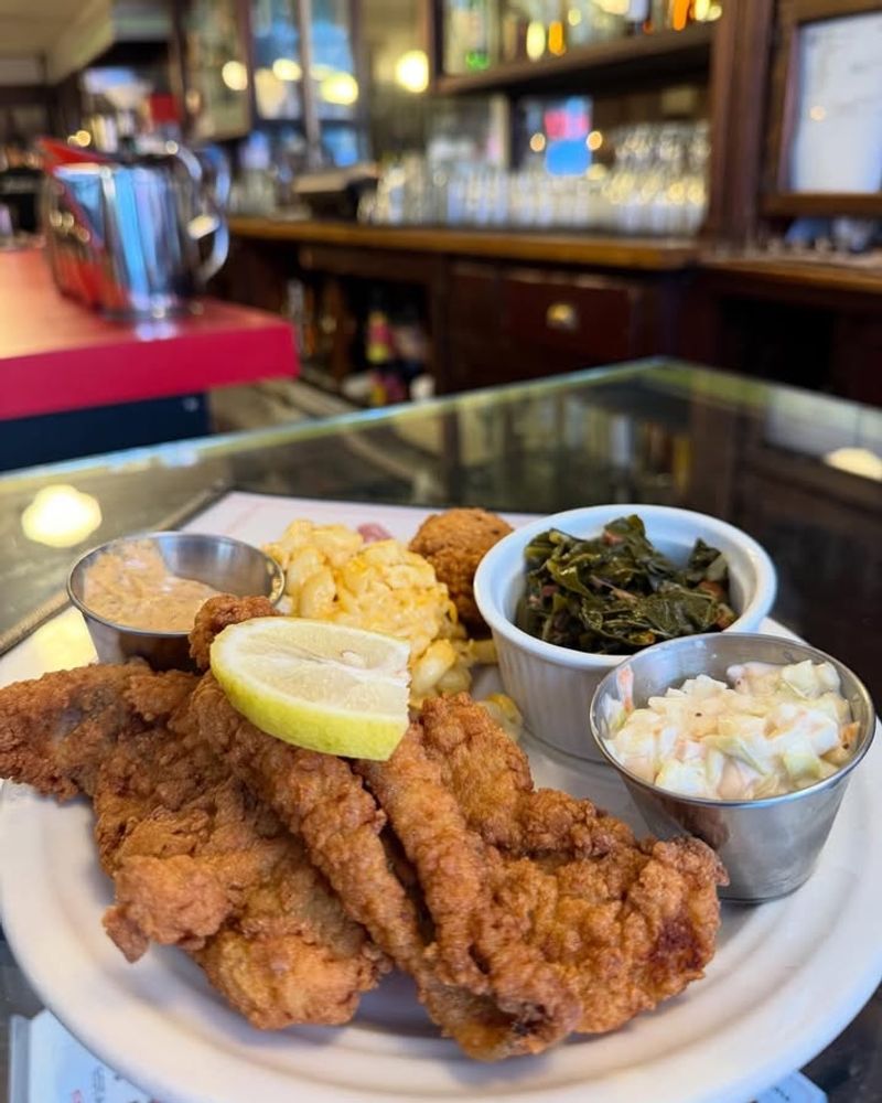 North Carolina Restaurants Where Fish Fry Shines - Decor Hint Locals Seafood