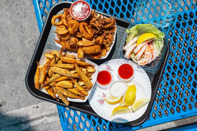 New York Seafood Shacks Only Locals Know For Authentic Seaside Taste - Decor Hint Johnny's Reef