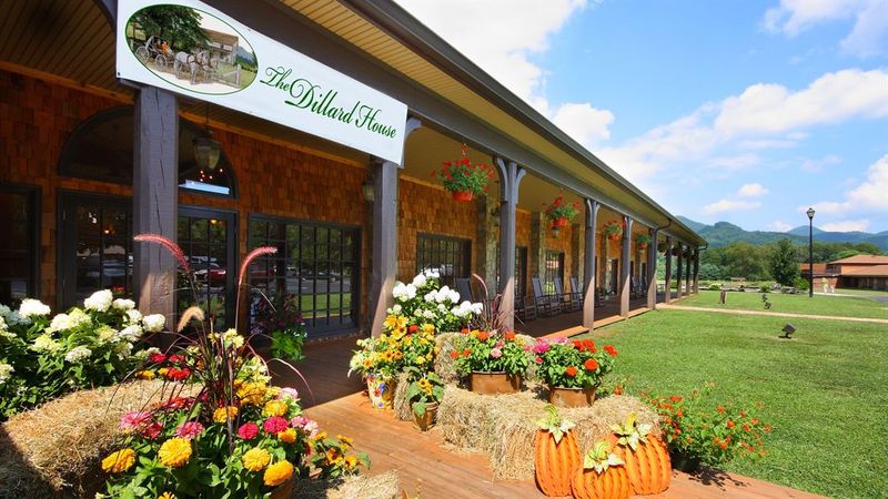 The Georgia Buffet So Delicious Locals Visit Every Weekend - Decor Hint More Than Just A Restaurant Experience