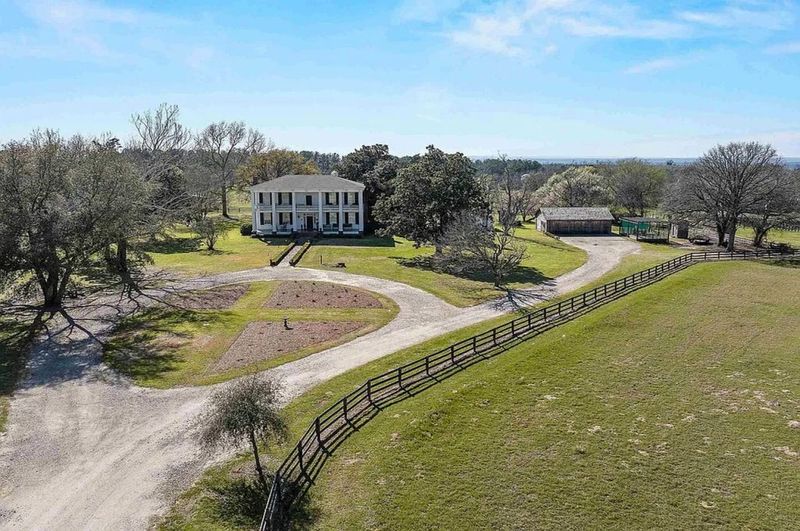 Inside The 1856 Texas Mansion With 100 Acres And Breathtaking Surroundings - Decor Hint Expansive 100-Acre Property