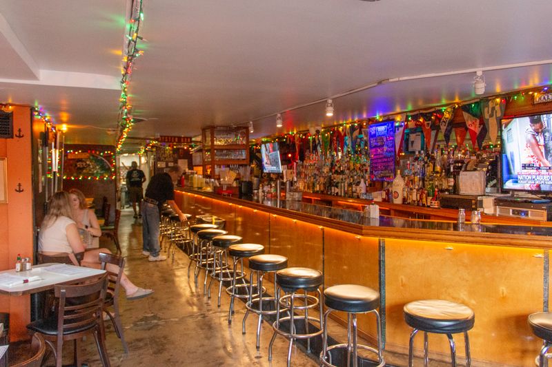 10 Illinois Seafood Restaurants Only Locals Really Know About - Decor Hint Glenn's Diner
