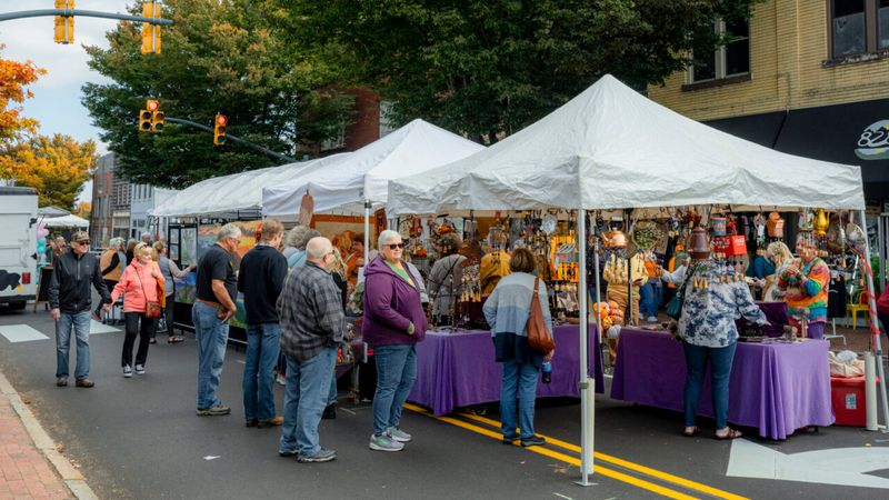 18 Charming North Carolina Festivals Showcasing The State's Handmade Spirit - Decor Hint Waynesville Street Craft Show