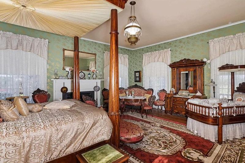 Inside The 1856 Texas Mansion With 100 Acres And Breathtaking Surroundings - Decor Hint Soaring Ceiling Heights