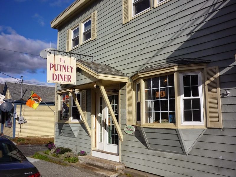 The Best Apple Pie Spots To Try In Vermont - Decor Hint Putney General Store