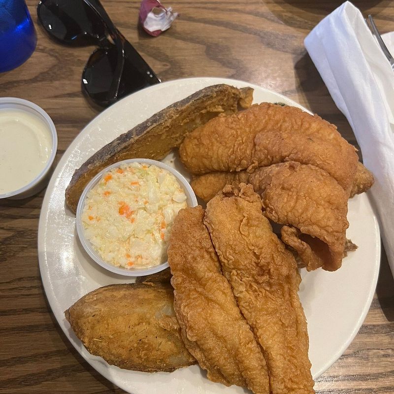 18 South Carolina Fried Fish Spots Locals Swear By For True Lowcountry Flavor - Decor Hint Blue Ocean Seafood – Clinton