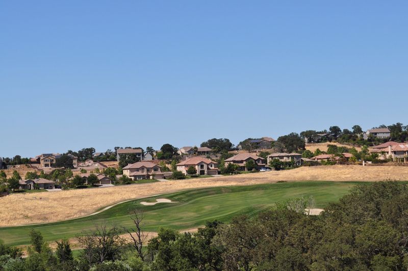 8 California Home Types Expected To Plummet In Value By The End Of 2025 And 8 Set To Rise - Decor Hint High-End Golf Course Properties
