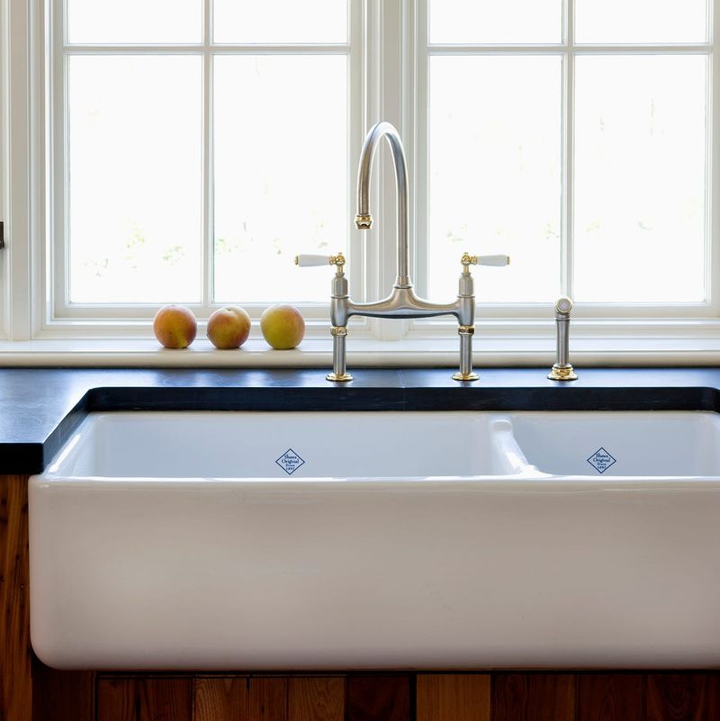 Kitchen Features New York Buyers Can't Get Enough Of In Today's Market - Decor Hint Farmhouse Sinks