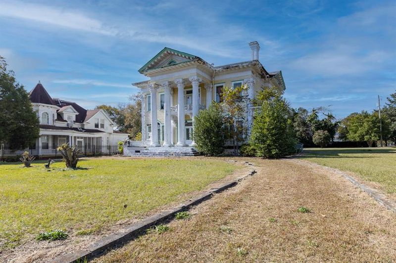 Step Inside This 120-Year-Old Alabama Mansion And Peek Into History - Decor Hint Grand Victorian Architecture