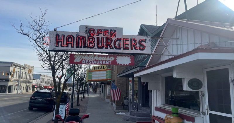 16 Ohio Hot Dog Joints That Will Blow Your Taste Buds Away With Classic Midwest Flavor - Decor Hint Whitehouse Hamburgers
