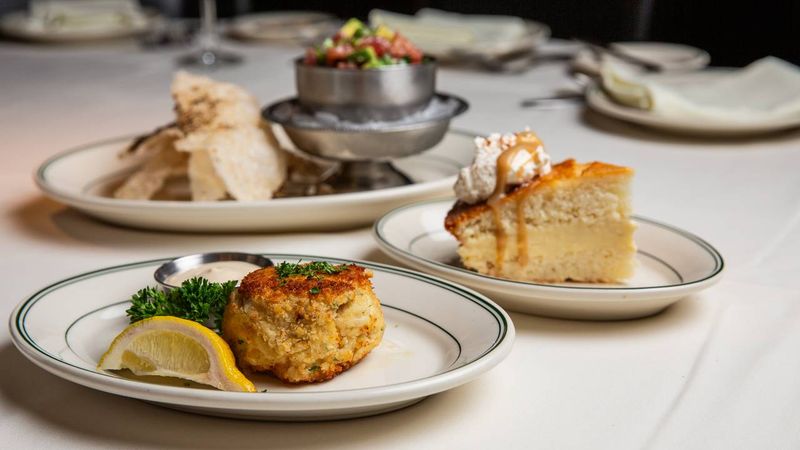 Illinois Lobster Roll Spots Delivering Coastal Flavor In The Midwest - Decor Hint Joe's Seafood, Prime Steak & Stone Crab