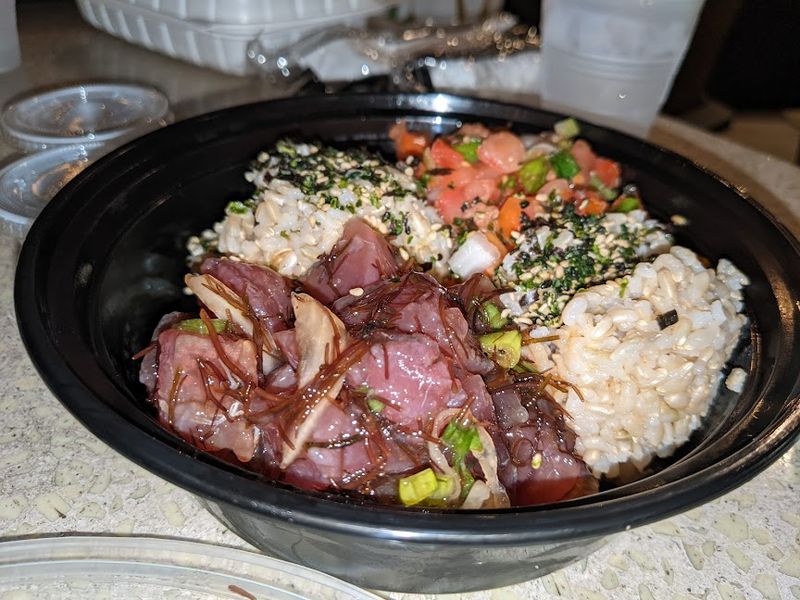 These Hawaii Seafood Shacks Are The Island Gems Locals Don't Want Tourists To Find - Decor Hint Umekes Fishmarket Bar & Grill