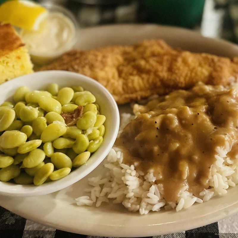 22 Mississippi Spots Serving The Friday Fish Fry Locals Crave Most - Decor Hint The Bottle Tree