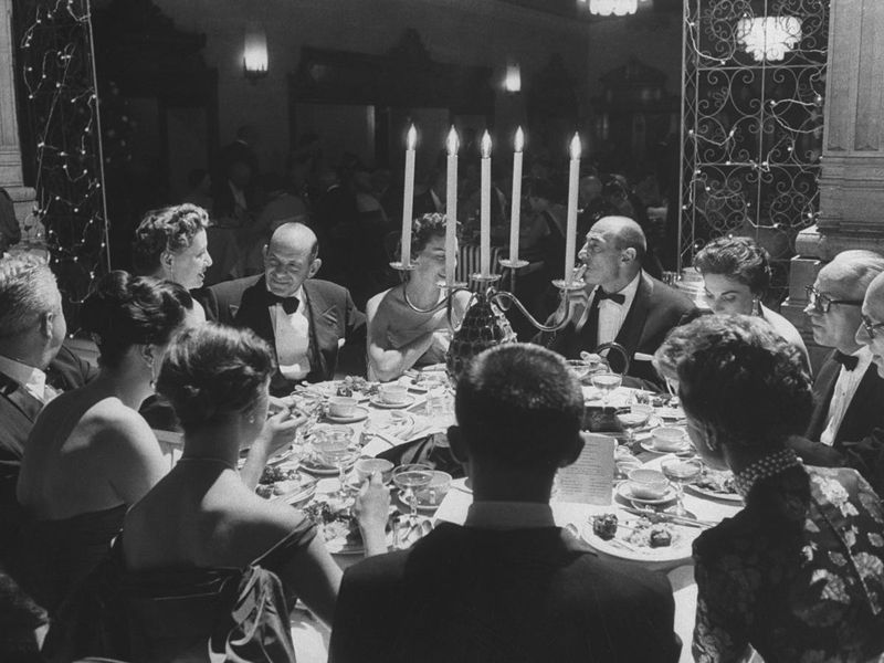 23 Forgotten California Dinner Etiquette Traditions That Defined The Swinging Sixties - Decor Hint Conversation Including Everyone Equally