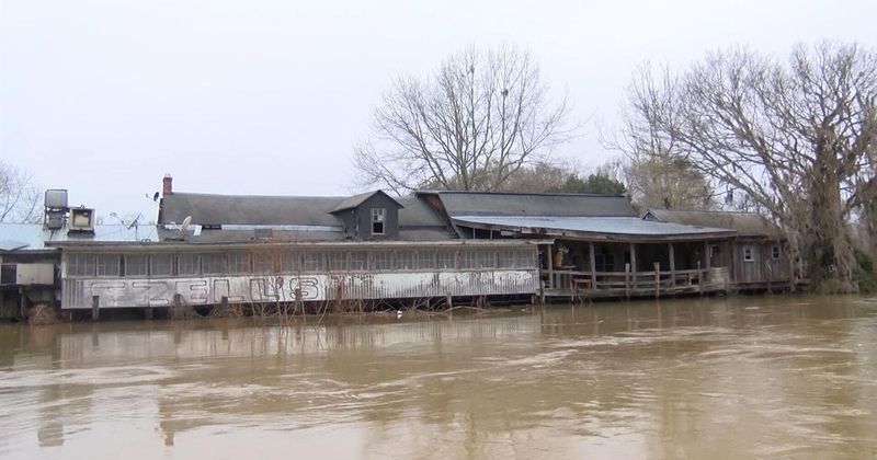 The Hidden Alabama Shack Still Serving Catfish Exactly The Way Locals Remember - Decor Hint A Trading Post Turned Riverside Restaurant