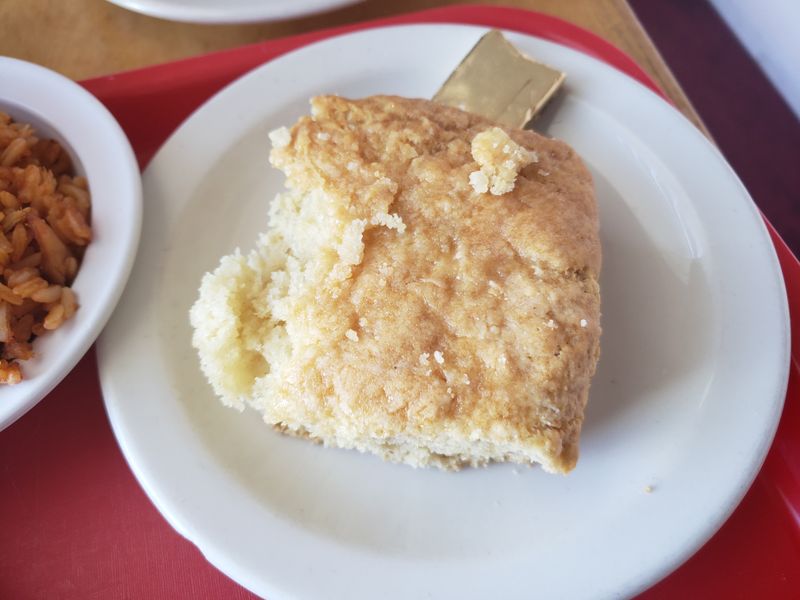 Locals Guard This South Carolina Soul Food Restaurant Jealously - Decor Hint Cornbread And Biscuits Made Without Measuring