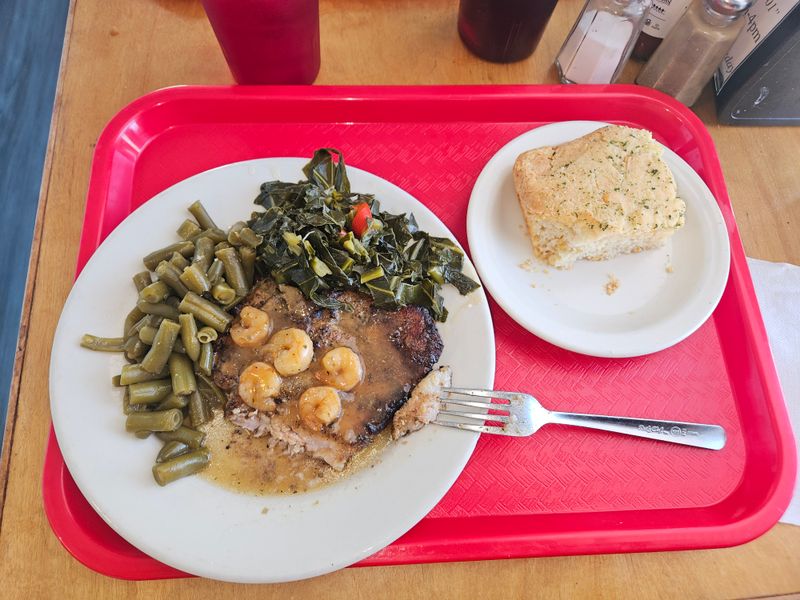 Locals Guard This South Carolina Soul Food Restaurant Jealously - Decor Hint Prices That Won't Wreck Your Wallet