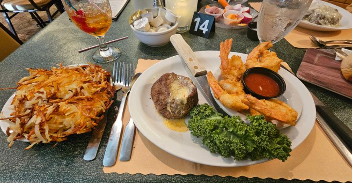 The Wisconsin Lodge That Turns Prime Rib Into An Obsession - Decor Hint