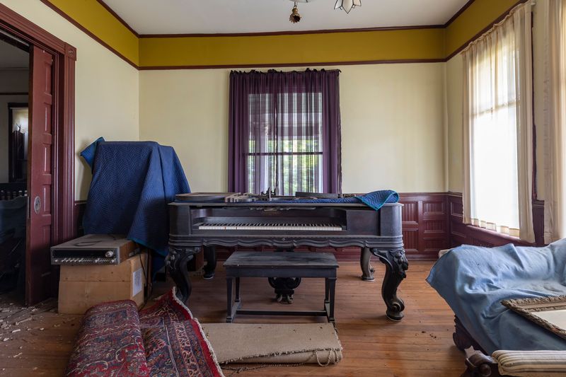 Inside Alabama's Forgotten Mansions Filled With Antique Treasures - Decor Hint Antique Piano Parlors