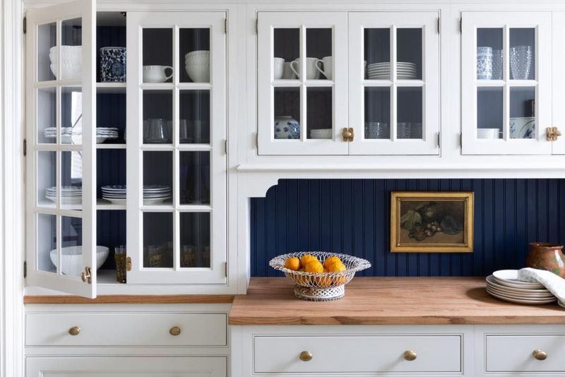 8 Kitchen Trends Fading From Illinois Homes And 8 That Still Look Great - Decor Hint Ornate Cabinet Hardware