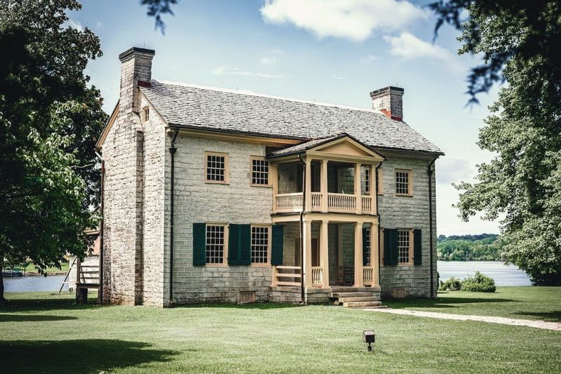 16 Tennessee Spots Travelers Love For Their Peace And Quiet - Decor Hint Rock Castle