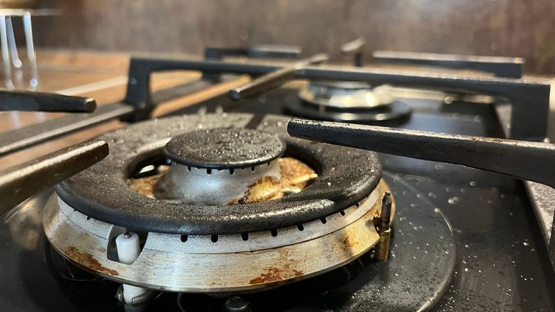 5 Kitchen Habits Tennessee Homebuyers Dislike And 5 They Simply Can't Stand - Decor Hint Neglecting Appliance Maintenance and Cleanliness