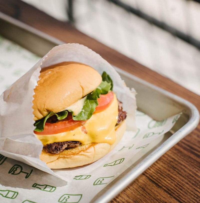 15 Must-Try Colorado Burger Spots With Double Cheeseburgers Everyone Talks About - Decor Hint Shake Shack Denver