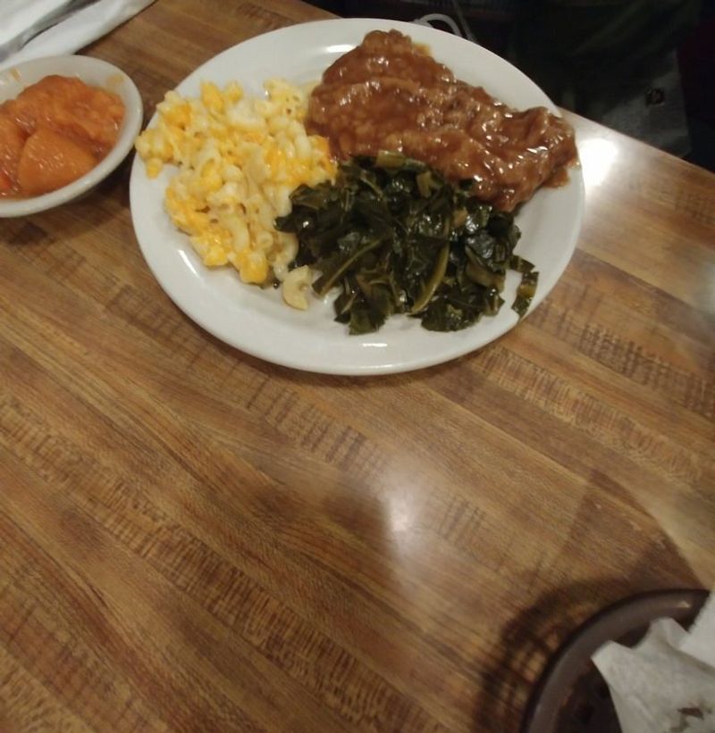 9 South Carolina Meat-And-Three Restaurants Known For Big Flavor - Decor Hint Lizard's Thicket