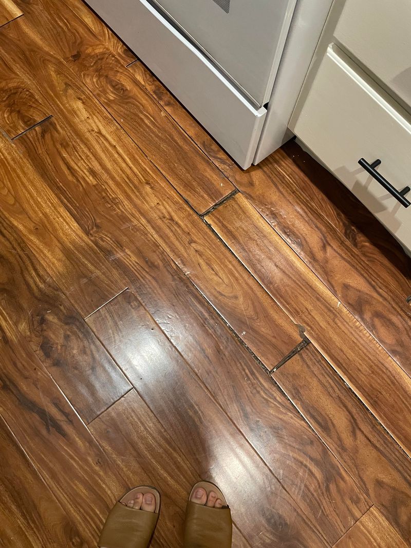 14 Kitchen Design Flaws Ohio Homebuyers Try To Avoid - Decor Hint Low-Quality Laminate Floors