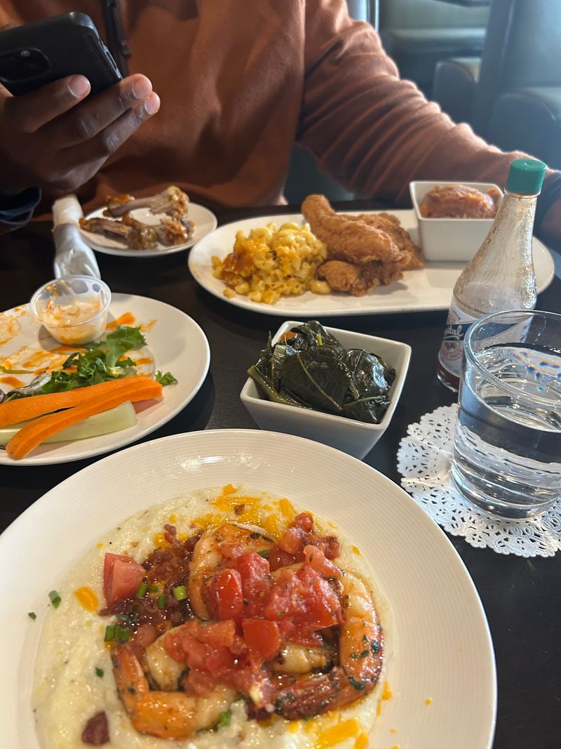 8 Cozy Virginia Restaurants Serving Fried Chicken The Right Way - Decor Hint Della J's Delectables