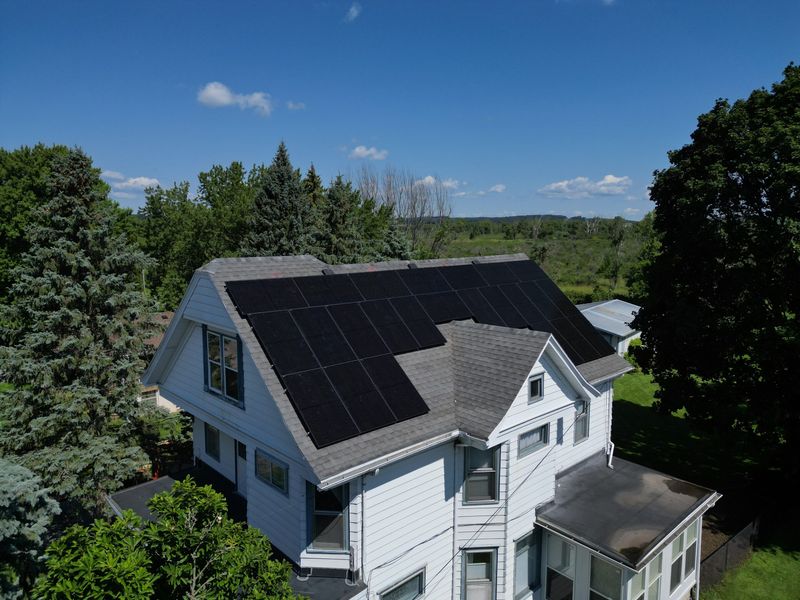 Oregon Home Trends Shifting Fast - 6 Falling In Value, 7 Ready To Soar By The End Of 2025 - Decor Hint Energy-Efficient Homes With Solar