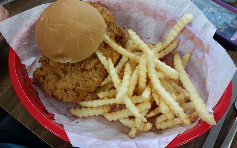 These 15 Hole-In-The-Wall Iowa Eateries Are Small But Mighty - Decor Hint Darrell's Place – Hamlin